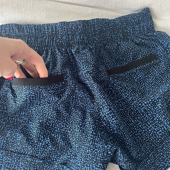 Lululemon Spring Breakaway Short ii - Size 4 - Navy and Black - Cuffed hem - Picture 7 of 8